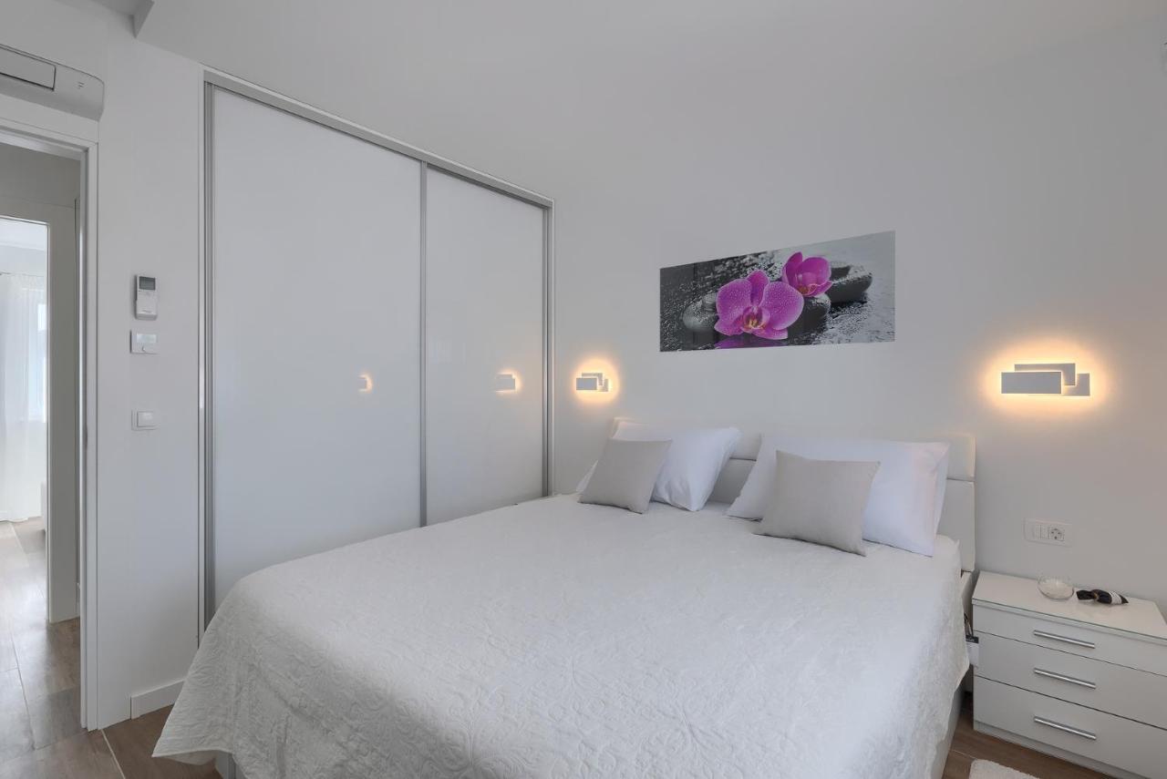 Exclusive Apartments Ellen & Micol-With 3 Free Mountain Bikes Pjescana Uvala Exterior photo